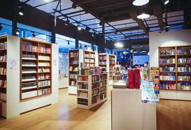 Kiev, Ukrayna - Aralık, 2018: Libri Kitabevi, kitap perakendeciler Ukrayna'da Satılık ünlü uluslararası kitaplar. -görüntü