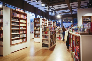 Kiev, Ukrayna - Aralık, 2018: Libri Kitabevi, kitap perakendeciler Ukrayna'da Satılık ünlü uluslararası kitaplar. -görüntü