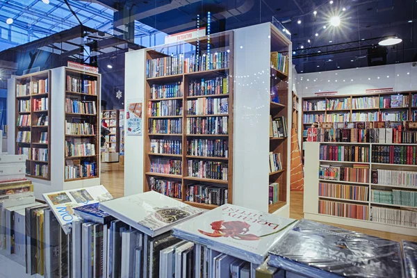 Kiev, Ukrayna - Aralık, 2018: Libri Kitabevi, kitap perakendeciler Ukrayna'da Satılık ünlü uluslararası kitaplar. -görüntü