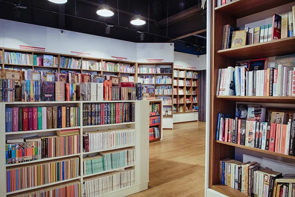 Kiev, Ukrayna - Aralık, 2018: Libri Kitabevi, kitap perakendeciler Ukrayna'da Satılık ünlü uluslararası kitaplar. -görüntü