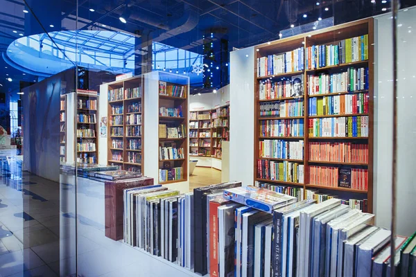 Kiev, Ukrayna - Aralık, 2018: Libri Kitabevi, kitap perakendeciler Ukrayna'da Satılık ünlü uluslararası kitaplar. -görüntü