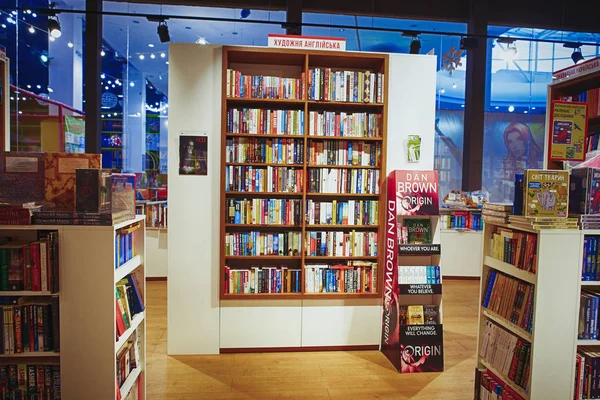 Kiev, Ukrayna - Aralık, 2018: Libri Kitabevi, kitap perakendeciler Ukrayna'da Satılık ünlü uluslararası kitaplar. -görüntü