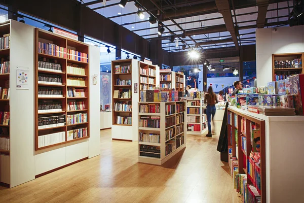 Kiev, Ukrayna - Aralık, 2018: Libri Kitabevi, kitap perakendeciler Ukrayna'da Satılık ünlü uluslararası kitaplar. -görüntü