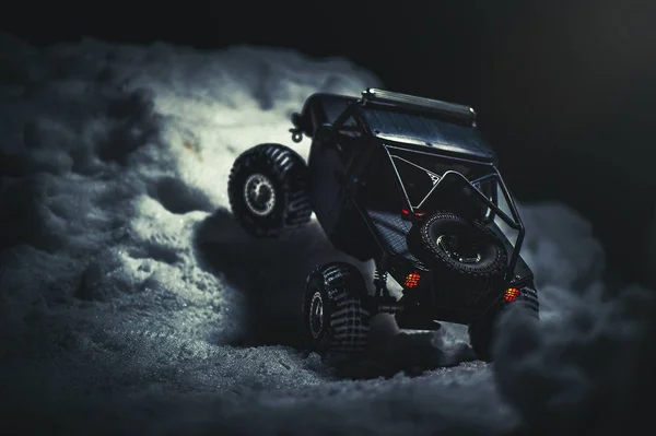 Zdalnie Sterowany Samochód Śniegu Nocy Światła Świecą Boże Narodzenie Rozrywka — Zdjęcie stockowe