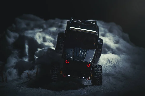 Радиоуправляемая Машина Снегу Ночью Свет Светит Рождественский Подарок Car — стоковое фото