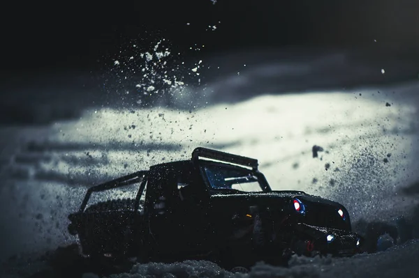 Voiture Radiocommandée Dans Neige Nuit Les Lumières Brillent Cadeau Divertissement — Photo