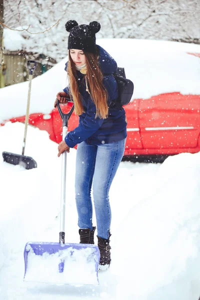 Junge Fröhliche Frau Reinigt Den Schnee Hintergrund Ein Rotes Auto — Stockfoto