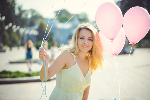 Menina Beleza Com Balões Coloridos Rindo Uma Rua Cidade Mulher — Fotografia de Stock