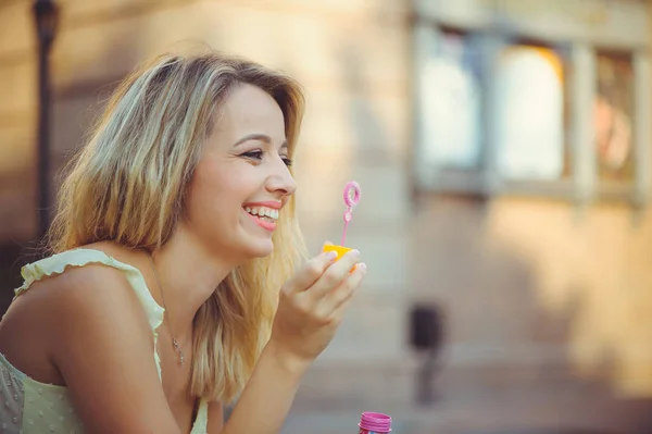 Chica Belleza Con Burbujas Jabón Colores Riendo Hermosa Joven Feliz — Foto de Stock