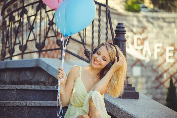 Schönheit Mädchen Mit Bunten Luftballons Lachend Auf Den Stufen Der — Stockfoto