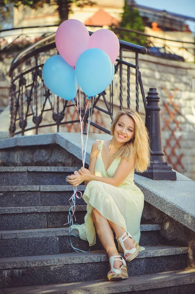 Schoonheid Meisje Met Kleurrijke Ballonnen Lachen Stad Stappen Mooie Gelukkig — Stockfoto