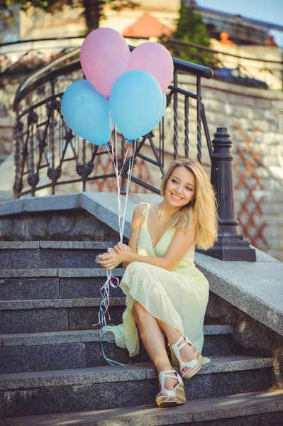 Chica Belleza Con Globos Colores Riendo Los Escalones Ciudad Hermosa — Foto de Stock