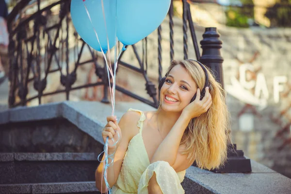 Piękna Dziewczyna Kolorowych Balonów Śmiejąc Się Kroki Miasta Piękny Szczęśliwy — Zdjęcie stockowe