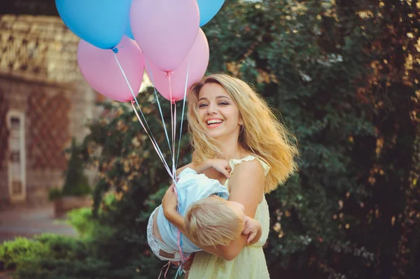 Mulher Beleza Com Uma Criança Nos Braços Mulher Jovem Feliz — Fotografia de Stock