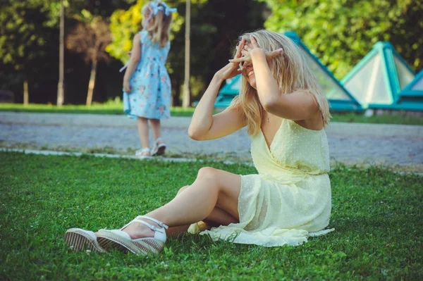 Mujer Belleza Con Niño Travieso Hermosa Joven Feliz Divirtiéndose Desobediencia — Foto de Stock