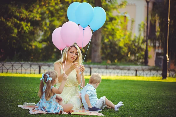 Belle Fille Avec Des Ballons Colorés Riant Avec Deux Enfants — Photo