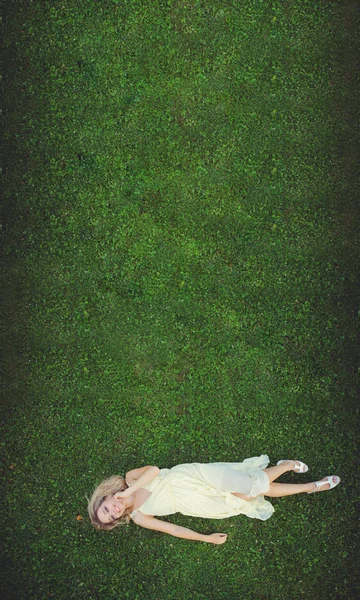 Красивая Молодая Женщина Лежит Траве Природная Летняя Концепция Вид Сверху — стоковое фото