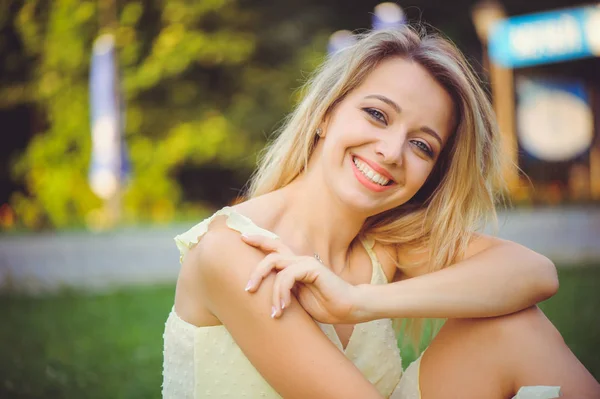 Chica Belleza Con Una Sonrisa Romántica Suave Fondo Del Parque — Foto de Stock