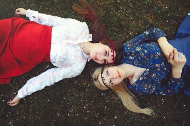 Çim üzerinde yalan genç güzel kadın portresi. üstten görünüm mutlu. Kız giyinip şık, takı başında. -görüntü