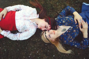 Çim üzerinde yalan genç güzel kadın portresi. üstten görünüm mutlu. Kız giyinip şık, takı başında. -görüntü