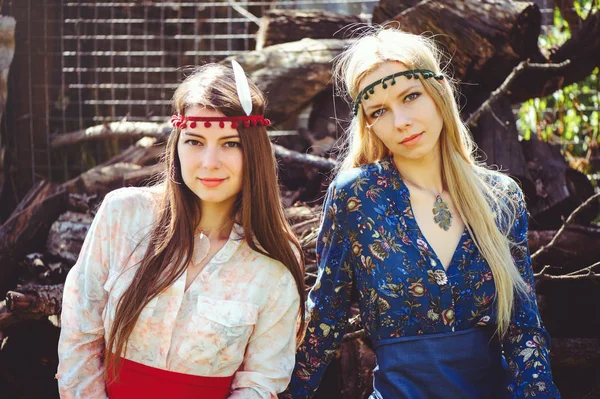 Çiçekli bahçesinde bahar zaman gülümseyen genç güzel kadın portresi. Badem çiçek çiçek açmış. Kız giyinip şık, takı başında. -görüntü