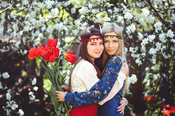 Porträtt Unga Vackra Kvinnor Som Ler Den Blomstrande Trädgården Våren — Stockfoto