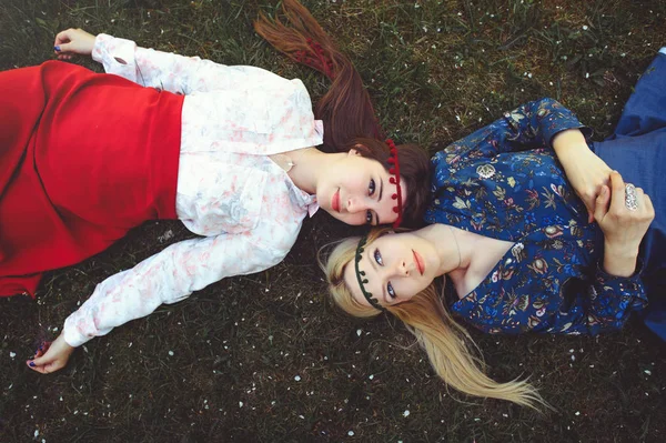 Çim üzerinde yalan genç güzel kadın portresi. üstten görünüm mutlu. Kız giyinip şık, takı başında. -görüntü