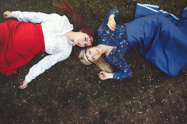 Çim üzerinde yalan genç güzel kadın portresi. üstten görünüm mutlu. Kız giyinip şık, takı başında. -görüntü