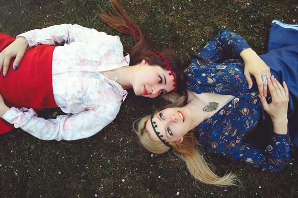 Çim üzerinde yalan genç güzel kadın portresi. üstten görünüm mutlu. Kız giyinip şık, takı başında. -görüntü