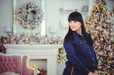 Kavramı gebelik, aşk, insanlar ve beklentileri - mutlu hamile kadın, kot pantolon Noel ağacı arka planı bir odada giyim - resim standları