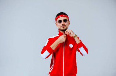 Sağlık, eğlence, spor kavram - beyaz arka plan üzerinde giyen kırmızı spor takım elbise genç adam mutlu insanlar.
