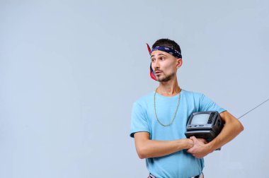 küçük TV, duygular, tezahürü parlak pantolon moda adam görüşleri, jestlerle empoze metni için bir yer eller..