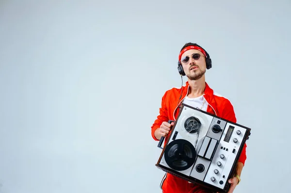 Homem Elegante Alegre Vestindo Terno Esportes Vermelho Dançando Saltos Com — Fotografia de Stock