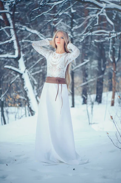 冬の美しさの女性 雪の髪型とメイクが冬の森で美しいファッション モデルの女の子 お祭りメイクやマニキュア 雪と氷の髪型と冬の女王 — ストック写真