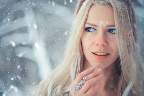 Winter Schönheit Frau Schöne Mode Modell Mädchen Mit Schnee Frisur — Stockfoto