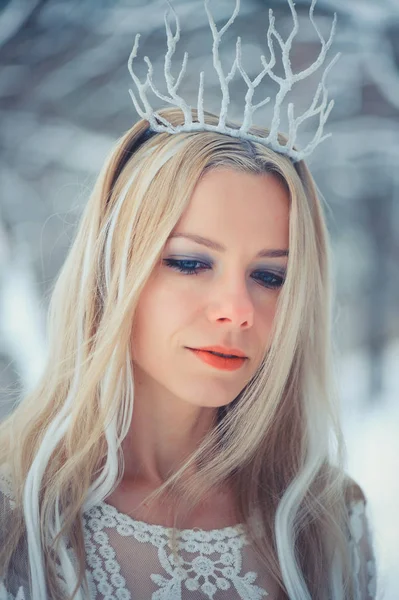 冬の美しさの女性 雪の髪型とメイクが冬の森で美しいファッション モデルの女の子 お祭りメイクやマニキュア 雪と氷の髪型と冬の女王 — ストック写真