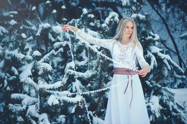 冬季美女女人 美丽的时尚模特女孩与雪发型和化妆在冬季森林 节日化妆和修指甲 冬季皇后与雪和冰的发型 — 图库照片