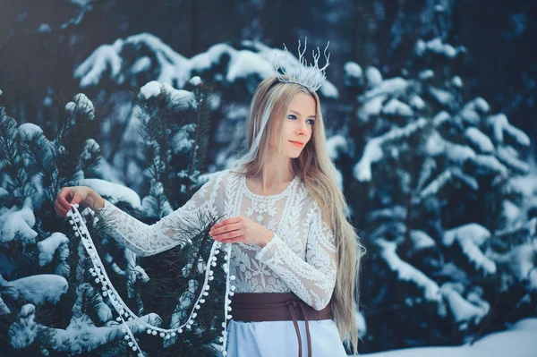 冬季美女女人 美丽的时尚模特女孩与雪发型和化妆在冬季森林 节日化妆和修指甲 冬季皇后与雪和冰的发型 — 图库照片