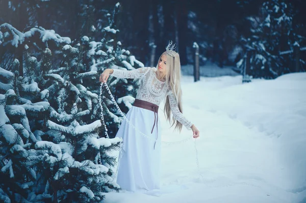 冬の美しさの女性 雪の髪型とメイクが冬の森で美しいファッション モデルの女の子 お祭りメイクやマニキュア 雪と氷の髪型と冬の女王 マジック — ストック写真