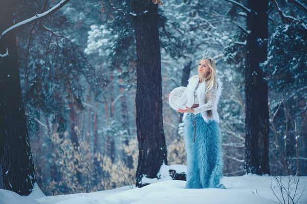 冬の美しさの女性 雪の髪型とメイクが冬の森で美しいファッション モデルの女の子 お祭りメイクやマニキュア 雪と氷の髪型と冬の女王 雪の魔法 — ストック写真