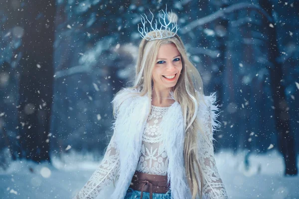 Donna Bellezza Invernale Bella Ragazza Modello Moda Con Acconciatura Neve — Foto Stock