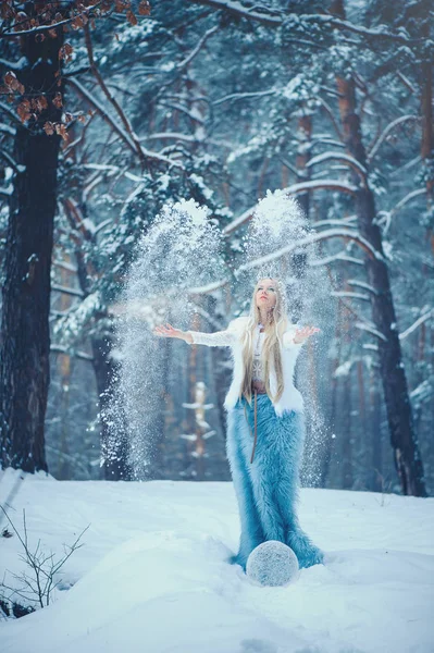 Зимова Красуня Красива Модель Дівчини Сніжною Зачіскою Макіяжем Зимовому Лісі — стокове фото