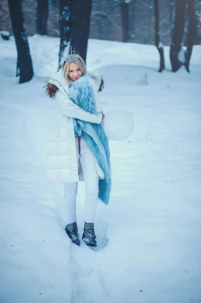 Kobieta Piękna Zima Moda Piękny Model Dziewczyna Śniegu Fryzurę Makijaż — Zdjęcie stockowe