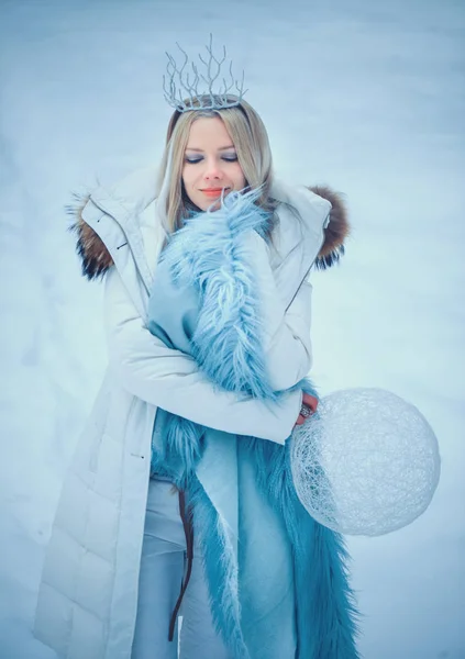 Winter Schönheit Frau Schöne Mode Modell Mädchen Mit Schnee Frisur — Stockfoto