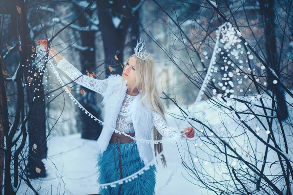 冬の美しさの女性 雪の髪型とメイクが冬の森で美しいファッション モデルの女の子 お祭りメイクやマニキュア 雪と氷の髪型と冬の女王 マジック — ストック写真