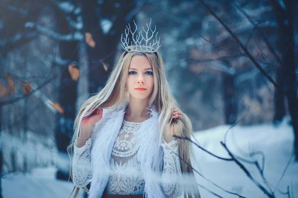 冬の美しさの女性 雪の髪型とメイクが冬の森で美しいファッション モデルの女の子 お祭りメイクやマニキュア 雪と氷の髪型と冬の女王 マジック — ストック写真