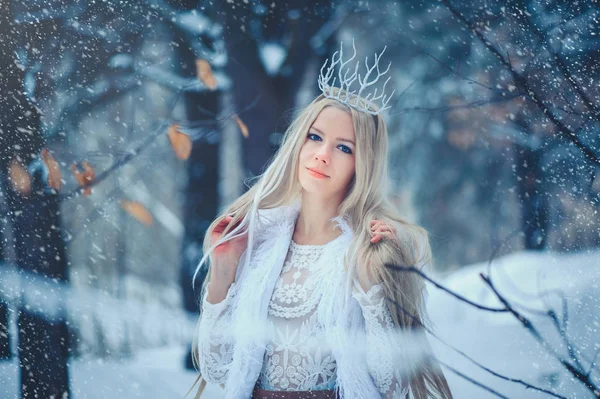 Mulher Beleza Inverno Menina Modelo Moda Bonita Com Penteado Neve — Fotografia de Stock