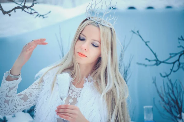 Winter Beauty Woman Belle Fille Mannequin Avec Des Flacons Verre — Photo