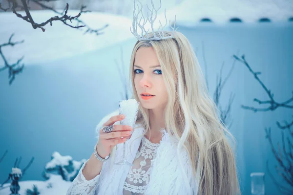 Winter Beauty Woman Belle Fille Mannequin Avec Des Flacons Verre — Photo