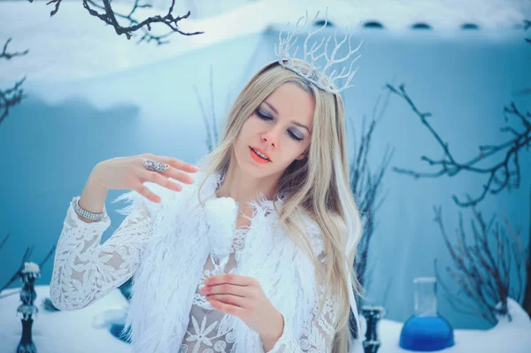 Mujer Bella Invierno Hermosa Chica Modelo Moda Con Frascos Vidrio — Foto de Stock